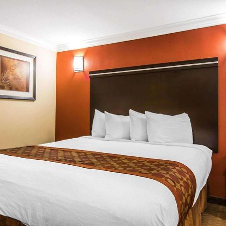 Rodeway Inn & Suites קורונה מראה חיצוני תמונה